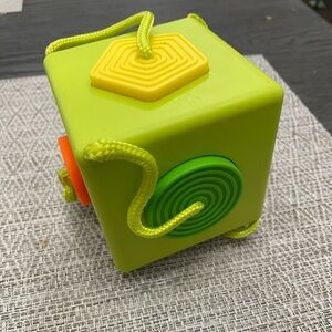 Fat Brain Toys Oombee Cube